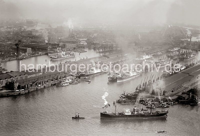 Luftfotografie Hafen Hamburg -  Kaiser Wilhelm Hafen, Kuhwerder Hafen; ca. 1931 293_3829 Luftbild vom Kaiser-Wilhelm-Hafen; re. der Kronprinz Kai und lks. der Auguste Victoria Kai. Mehrere Frachter liegen an Dalben im Hafenbecken - es sind wahrscheinlich Auflieger, da keine Umschlagaktivitten zu erkennen sind. Auch im Kuhwrder Hafen findet kaum Gterumschlag statt - nur ein Frachter liegt am Steinwrder Ufer; dahinter die Grevenhofer Schleuse und der Grevenhof Kanal.