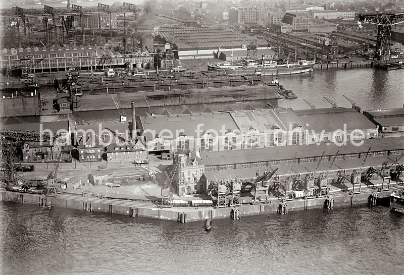 Flugbilder vom Hafen der Hansestadt Hamburg - Kaischuppen, Werft Blohm & Voss; ca. 1931. Hamburgensien als Kunstdruck, Fotoposter / Fotoleinwand - GEschenk zum Geburtstag, Weihnachten, Jubilaeum. 297_3833 Luftfoto von Lagerschuppen im Hamburger Hafen - im Vordergrund der Kaischuppen 21 am Auguste Victoria Kai des Kaiser Wilhelm Hafens; dahinter der Schuppen 70 am Grevenhof Ufer des Kuhwrder Hafens. Am Steinwrder Ufer Schwimmdocks und Gebude der Werft von Blohm & Voss.