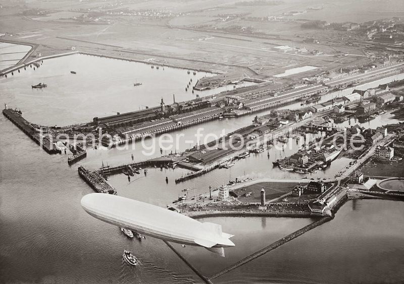 Luftfotografie Hafen Cuxhaven, Seebderbrcke - Amerikahafen, Zeppelin - Luftschiff ber dem Hafen; ca. 1932. Alte Hamburgbilder Poster zum Geschenk zu Weihnachten, Geburtstag, Jubilaeum. 304_6_R_188_07 Luftaufnahme des Hafens von Cuxhavenhafen; ein Lufschiff fhrt ber dem Hafen. Im Hintergrund das Steubenhft mit dem Amerikahafen und den Auswandererhallen am Kai. Davor die Einfahrt zum Alten Fischereihafen. Im Vordergrund die Seebderbrcke mit der Einfahrt zum alten Hafen von Cuxhaven sowie die Alte Liebe.