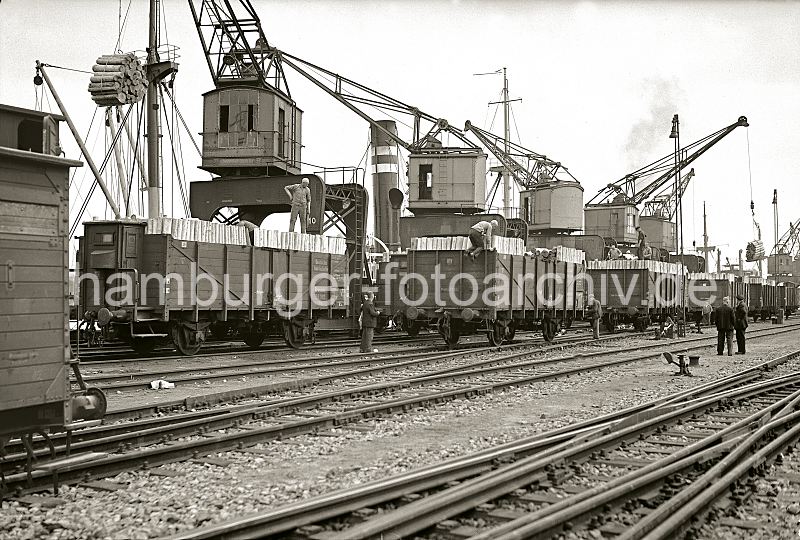 Beladung von Gterwaggons - Hafenkrane am Holthusenkai ca. 1930 Beladung von Gterwaggons - Hafenkrane am Holthusenkai ca. 1930
