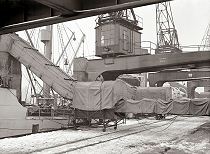 476_696 Die Ladung eines Bananenfrachter wird im Hamburger Hafen gelscht. Ein geschlossenes Frderband schtz die empfindlichen Bananen vor Klte und bringt die Sdfrchte sicher in den Fruchtschuppen.