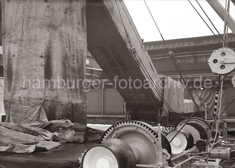 Ladung eines Bananenfrachters lschen im Hamburger Hafen - Frderband; ca. 1932. Bilder von Hamburgs Geschichte - Arbeit im Hafen Hamburgs.  477_697a Die Bananenladung eines Frachter wird im Hamburger Hafen gelscht. Ein geschlossenes Frderband schtzt die empfindlichen Bananen vor Klte und bringt die Sdfrchte sicher in den Fruchtschuppen, dessen Eingang auch mit Planen abgehngt ist.