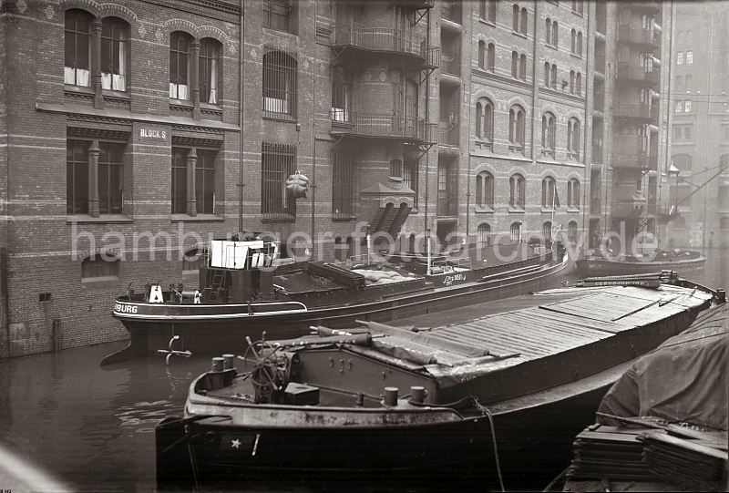 Alte Hafenfotos auf Fotoleinwand mit Rahmen oder Poster zum schenken fr Weihnachten, Geburtstag, Jubilaeum oder zur Dekoration  497_B_342 Lastkhne im Wandrahms Fleet der Speicherstadt Hamburg. Die Ladung eines der Binnenschiffe wird gelscht - eine Hieve Scke wir ber eine Winde auf einen der Lagerbden des Speicherblocks S gebracht. Im Hintergrund re. das Verbindungsfleet zum Zollkanal.