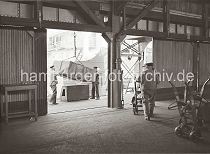 Sie interessieren sich fr dieses Bild z. B. auf Fotoleinwand / Posterprint zur Dekoration fr Bro und Wohnung oder als Geschenk zum Firmenjubilum? Informieren Sie sich bitte ber unsere Formate und Preise hier: www.hamburg-bilder.biz. Falls Sie die gewnschten historischen Hamburg Motive nicht auf der hamburger- fotoarchiv.de gefunden haben: fragen Sie uns! Wir beraten Sie gerne und stellen Ihnen Vorschlge zu den unterschiedlichsten Hamburger Themengebieten zusammen.