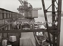 581_646 Blick von einem Halbportalkran auf den Gterumschlag im Hamburger Hafen - groe Kisten werden ber die an der Laderampe stehenden Gterwaggons verladen. An der Kaimauer vom Hafenbecken des Sdwesthafens liegen mit Gter beladene Schuten.