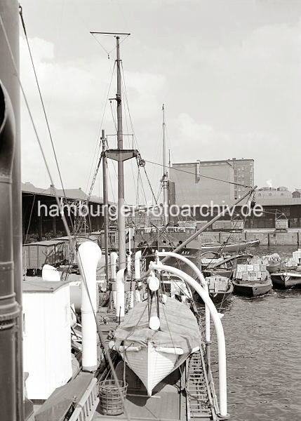 Bilddokumentation des Hamburger Hafens - Fotoarchiv der HHLA. Schiffe  + Kaianlagen im Grasbrookhafen / Dalmannkai. 602_671a Blick ber den Grasbrookhafen und den am Dalmannkai liegenden Schiffe zum Heringskhlhaus. Das markante Gebude am Hbenerkai wurde vom Hamburger Oberbaudirektor Fritz Schumacher entworfen.
