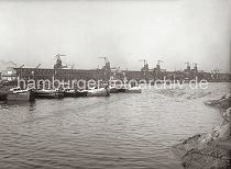 618_639a Der alte Petroleumhafen wurde ab der 1920er Jahre zum Sdwesthafen umgebaut; Schuten liegen in der Mitte des Hafenbeckens. Im Hintergrund liegen die langgestreckten Kaischuppen 60/61/62 am Kamerunkai. Rechts ist das noch unbefestigte Ufer des Togokais zu erkennen.