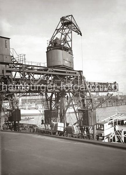 Historische  Bilddokumente der Hafenarbeit im Hamburger Hafen. Dreifachkran am Chilekai des Oderhafens - Laufkatzen; ca. 1934. 