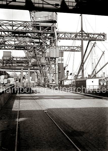 Kaiflche im berseehafen Hamburg, Schienen der Hafenbahn; ca. 1934</font>. Historische  Bilddokumente der Hafenarbeit im Hamburger Hafen. 