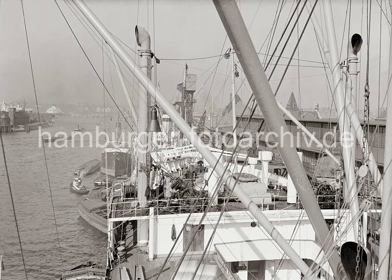 Historische  Bilddokumente der Hafenarbeit im Hamburger Hafen. Schiffsaufbauten eines Frachtschiffs im Hansahafen, O'swaldkai; ca. 1934. 654_682 Blick ber die Decksaufbauten eines Frachters, der am O'swaldkai im Hansahafen liegt. In der Bildmitte ist der Turm der St. Michaeliskirche auf dem gegenber liegenden Elbufer zu erkennen und lks. die Kopfbauten des Indiahafens und Afrikahft.