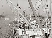 654_682 Blick ber die Decksaufbauten eines Frachters, der am O'swaldkai im Hansahafen liegt. In der Bildmitte ist der Turm der St. Michaeliskirche auf dem gegenber liegenden Elbufer zu erkennen und lks. die Kopfbauten des Indiahafens und Afrikahft.