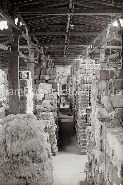 Fotodokumente der HHLA zur Geschichte des Hafens. Lagerung von Wollballen im Hamburger Hafen; ca. 1934.  679_371 Verschnrte Wollballen sind einem Hamburger Hafen- speicher bis unter das Dach des hohen Gebudes gelagert; ber Oberlichter fllt Tageslicht auf die Ware.