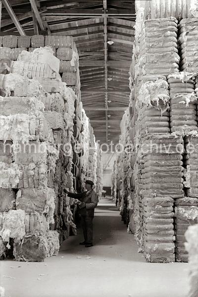 Speicher am Melniker Ufer Lagerhaus im  Hamburger Moldauhafen; ca. 1934 - Fotodokumente der HHLA zur Geschichte des Hafens.  680_372 Im Lagerhaus C des Melniker Ufers im Hamburger Moldauhafen werden mit Bandeisen verschnrte Wollballen gelagert; ein Lagerarbeiter prft die Lagerware.