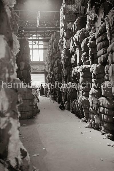 Lagerung von Wollballen im Hafenspeicher des Moldauhafens; ca. 1934 - Bilder der HHLA zur Geschichte des Hamburger Hafens.  682_373 Nur ein schmaler Gang wird zwischen den bis hoch an die Decke des Speichers gelagerten Wollballen frei gelassen, damit z.B. Elektrokarren Platz fr die Durchfahrt haben.