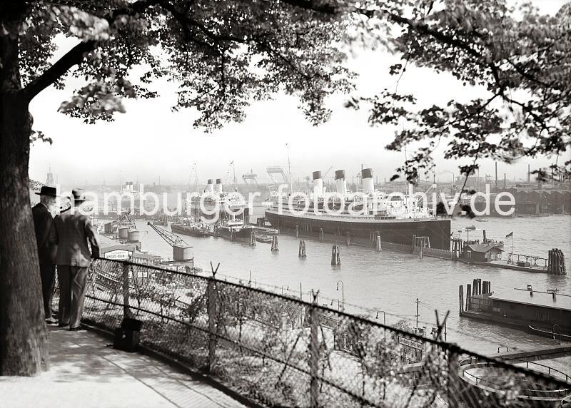 Historische Bilder vom Hamburger Hafen aus dem Bildarchiv der HHLA. Blick von der Seewarte auf Passagierdampfer bei den St. Pauli Landungsbrcken; ca. 1930.  708_50274a Blick von der Aussichtsplattform unterhalb der Seewarte auf dem Stintfang auf die Passagierdampfer and den Pontons bei den Landungsbrcken. Die Passagierschiffe CAP ARCONA, MONTE PASCOAL und MONTE OLIVA der Reederei Hamburg Sd haben im Hamburger Hafen fest gemacht. Im Vordergrund sind  hinter dem Zaun die Hochbahn-Haltestelle Landungsbrcken und die Kaianlage mit Schuppen und Krnen am Johannisbollerwerk zu erkennen. 