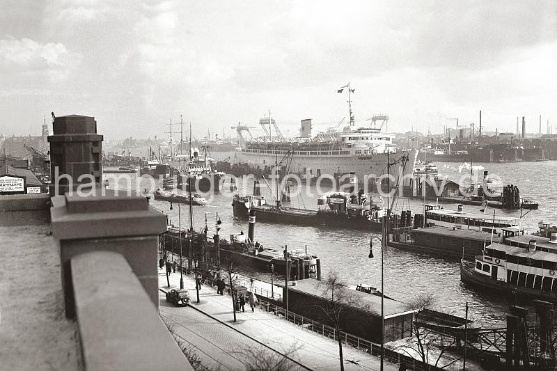 Historische Hamburg-Fotos - Niederhafen bei den St. Pauli Landungsbrcken - Frachter, Fhren + Passagierschiff. 710_364 Blick von der Hochbahnstation Landungsbrcken auf den Niederhafen; Frachtschiffe und Schuten liegen am Kai oder an den Dalben in der Mitte des Hafenbeckens. An den Pontons haben Fhren und Fahrgastschiffe der Hafenrundfahrt fest gemacht. Neben dem 1937 gebauten Passagierschiff Wilhelm Gustloff sind die Masten der HEIN GODENWIND zu erkennen, das ab 1933 als Jugendherbergsschiff genutzt wurde.