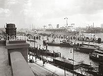 710_364 Blick von der Hochbahnstation Landungsbrcken auf den Niederhafen; Frachtschiffe und Schuten liegen am Kai oder an den Dalben in der Mitte des Hafenbeckens. An den Pontons haben Fhren und Fahrgastschiffe der Hafenrundfahrt fest gemacht. Neben dem 1937 gebauten Passagierschiff Wilhelm Gustloff sind die Masten der HEIN GODENWIND zu erkennen, das ab 1933 als Jugendherbergsschiff genutzt wurde.