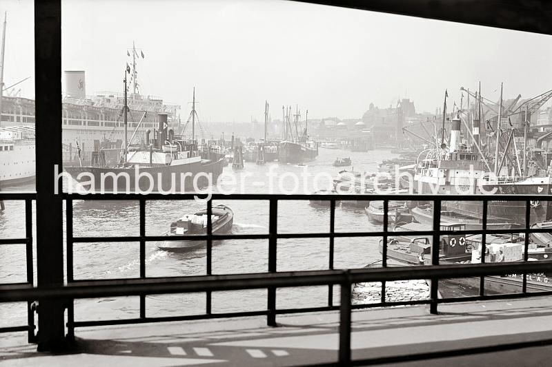 Historische Fotos zur Geschichte des Hamburger Hafens - Blick von der berseebrcke auf den Niederhafen und zu den St. Pauli Landungsbrcken.  712_386a Geschftiges Treiben im Hamburger Niederhafen - dicht an dicht liegen die Frachter und SChuten am Kai der Rhein Maas Schuppen am Johannisbollwerk.  Das KdF Passagierschiff Wilhelm Gustloff hat am Ponton bei der berseebrcke festgemacht.
