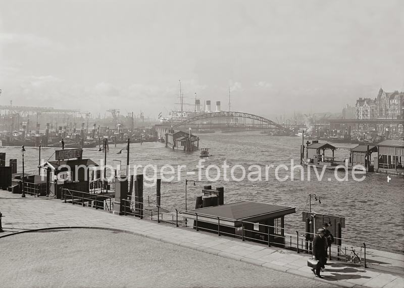 Historische Hamburg-Aufnahmen vom Hafen. Blick vom Kehrwieder Richtung berseebrcke + Vorsetzenl, Schlepper + Barkassen im Hafen. 713_745a Blick vom Kehrwieder zum Brandenburger Hafen und Niederhafen; ein groes Schild auf dem Dach einer Holzhtte am Kai weist auf JOLLENFHRER hin. An den Dalben im Hintergrund und an der Kaimauer der Vorsetzen liegen Schlepper und Barkassen.