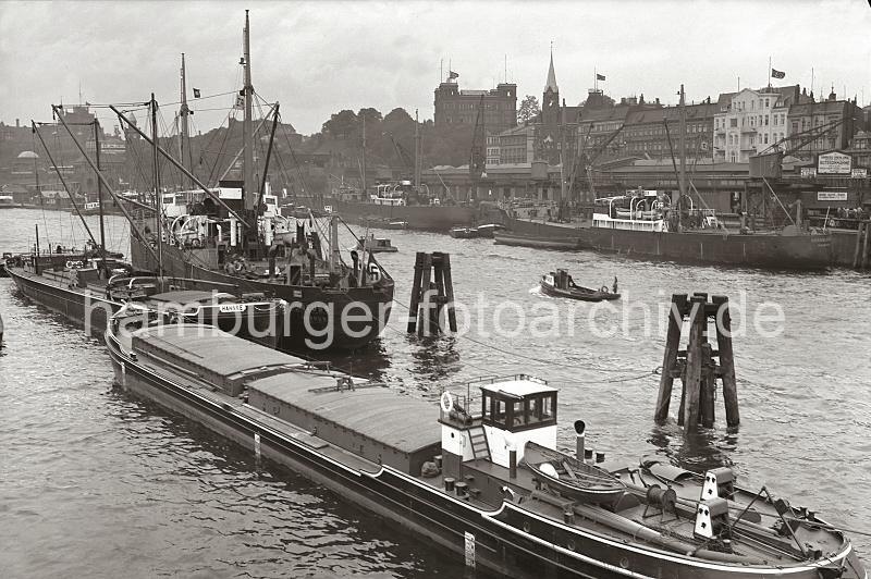 Fotos von Hamburg als Geschenk: Schiffe an den Vorsetzen - Landungsbrcken Johnanisbollwerk Vorsetzen. 715_B_229 Schiffe liegen an den Dalben bei den Vorsetzen - vor den Rhein / Maas Schuppen haben zwei Motorschiffe fest gemacht. Zwei Barkassen fahren Richtung St. Pauli Landungsbrcken, dessen Kuppelgebude im Hintergrund zu erkennen ist. Am Johannisbollwerk Ecke Ditmar Koel Strasse ragt der Kirchturm der schwedischen Gustav-Adolf-Kirche zwischen den Wohn- und Kontorhusern empor und neben der Hochbahn-Haltestelle Landungsbrcken das Gebude der Seewarte.