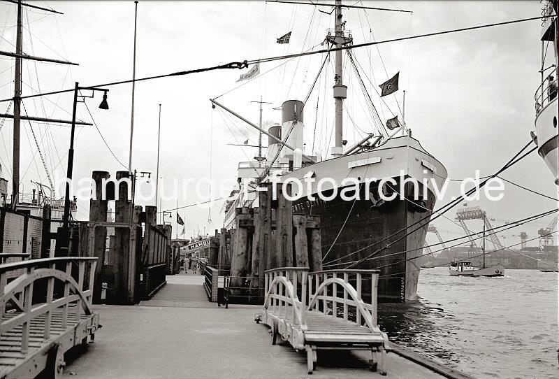 Poster von Hamburg als Geschenk fr die Firma + Buero + Jubilaeum : Passagierschiff MONTE OLIVIA bei den berseebrcken.  717_B_231a Das Passagierschiff MONTE OLIVIA der Hamburg Sdamerikanischen Dampfschifffahrt - Gesellschaft liegt bei der berseebrcke am Ponton; ber die Gangway verlassen Passagiere den 1925 gebauten Dampfer. Im Hintergrund die Helgen der Deutschen Werft am Reiherstieg.