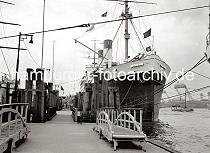 717_B_231a Das Passagierschiff MONTE OLIVIA der Hamburg Sdamerikanischen Dampfschifffahrt - Gesellschaft liegt bei der berseebrcke am Ponton; ber die Gangway verlassen Passagiere den 1925 gebauten Dampfer. Im Hintergrund die Helgen der Deutschen Werft am Reiherstieg.