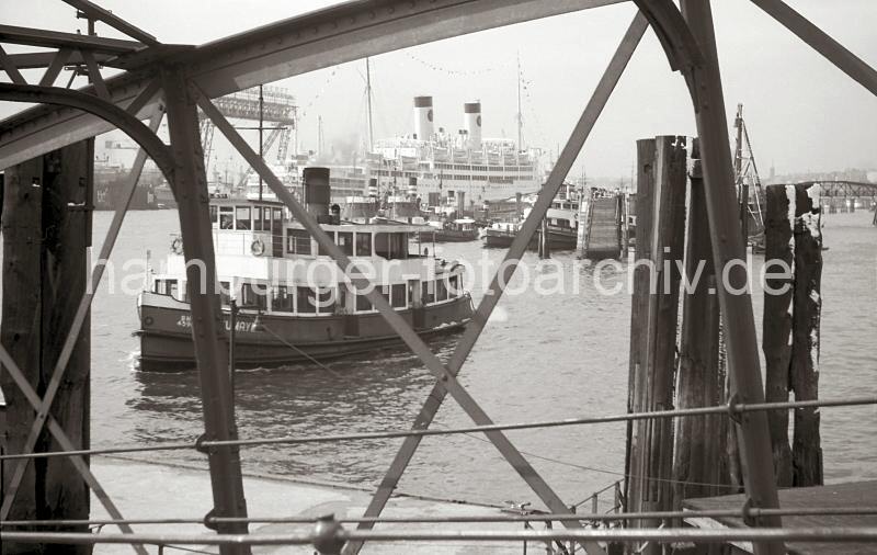Nachkriegsbilder aus dem Archiv der HHLA - Kehrwieder Sandtorhft - Passagierschiff berseebrcke, 1952.  719_2 Eine Hafenfhre legt am Anleger Sandtorhft an - am Ponton der berseebrcke hat das Passagierschiff ITALIA festgemacht; davor haben Hafenschlepper ihren Liegeplatz.