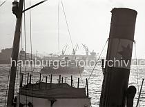 720_4 Eine Hafenfhre der Hadag fhrt auf der Elbe Richtung Landungsbrcken - im Hintergrund Krne der Hamburger Werft Bohm & Voss