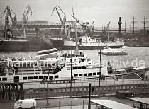 721_5 Die 1955 gebaute WAPPEN VON HAMBURG liegt an den St. Pauli Landungsbrücken; das 17,5 Knoten schnelle Seebäderschiff fuhr Tagesgäste zu Deutschlands einziger Hochseeinsel Helgoland. Am gegenüber liegenden Elbufer die Werft Blohm & Voss.