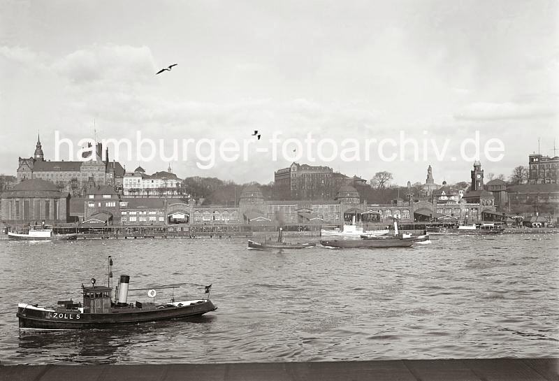 Historische Hamburg-Bilder historisches Panorama der St. Pauli Landungsbrcken - Navigationsschule, Seemannsheim; ca. 1930. 723_524 Blick ber die Elbe zu den St. Pauli Landungsbrcken - lks. das Kuppelgebude vom Eingang des Elbtunnels und re. hinter dem Pegelturm die Hochbahn-Haltestelle Landungsbrcken; dahinter das Gebude der Hamburger Seewarte. In der Bildmitte das 1864 gebaute Seemannsheim und lks. die Navigationsschule.