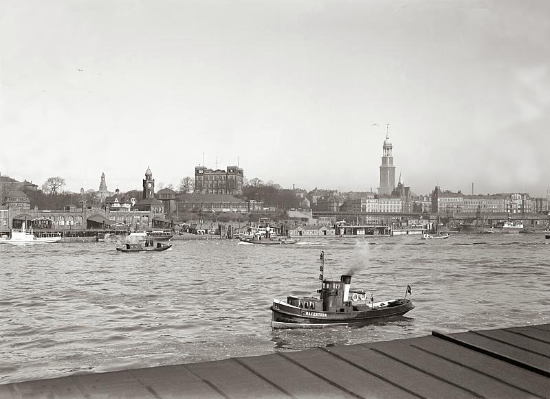 Hamburgensien, Hamburg - Panorama der St. Pauli Landungsbrcken - Johannisbollwerk, St. Michaeliskirche; 724_525 Elbpanorama bei den Landungsbrcken und Johannisbollwerk. Im Bildzentrum das Gebude der Hamburger Seewarte, lks. davon der Pegel- und Uhrturm der St. Pauli Landungsbrcken, dahinter das Dach vom St. Pauli Fhrhaus und das Bismarck-Denkmal im Elbpark. Rechts das Hochbahnviadukt und die Kaischuppen der Rhein-Maas Binnenschifffahrt; dahinter der hohe Turm der St. Michaeliskirche, dem Hamburger Michel, Wahrzeichen der Hansestadt. 