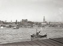 724_525 Elbpanorama bei den Landungsbrcken und Johannisboll- werk. Im Bildzentrum das Gebude der Hamburger Seewarte, lks. davon der Pegel- und Uhrturm der St. Pauli Landungsbrcken, dahinter das Dach vom St. Pauli Fhrhaus und das Bismarck-Denkmal im Elbpark. Rechts das Hochbahn- viadukt und die Kaischuppen der