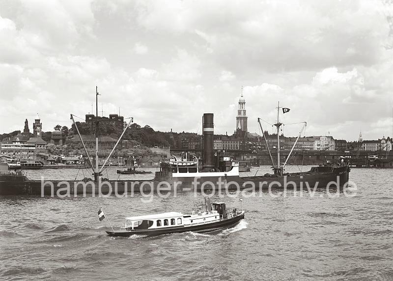 Hamburgensien, Elbe bei den St. Pauli Landungsbrcken - Johannisbollwerk, St. Michaeliskirche; ca. 1930. 726_615 Der Kohlenfrachter ROBERT SAUBER luft mit seiner  Ladung in den Hamburger Hafen ein - das Schiff liegt tief im Wasser. Im Hintergrund das Hamburger Elbpanorama mit dem Wahrzeichen der Hansestadt die St. Michaeliskirche.