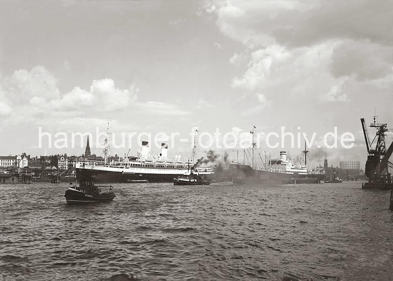 Hamburgensien als Geburtstagsgeschenk, Schiffsverkehr auf der Elbe im Hamburger Hafen - Passagierdampfer MONTE PASCOAL; ca. 1936. 728_617 Das Seeschiff OAKLAND wird mit Schlepperhilfe aus dem Hamburger Hafen gezogen - dicker schwarzer Qualm kommt aus den Schornsteinen der Hafenschlepper. An der berseebrcke liegt das Passagierschiff MONTE PASCOALf und im Hintergrund rechts sind der Kaispeicher A und das Gasometer auf dem Groen Grasbrook zu erkennen.