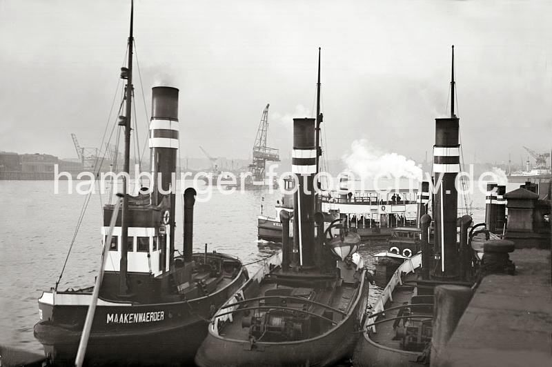 Hamburgensien als Geschenk fr das Jubilaeum, Hafenschlepper am Anleger - Hafenfhre + Schwimmkran mit Last; ca. 1938.  729_B_348 Hafenschlepper und Barkassen haben am Anleger fest gemacht - eine Hafenfhre fhrt auf ihrer Route ber die Elbe. Im Hintergrund ein selbstfahrender Schwimmkran mit Last im Strom - er transportiert einen Bahnwaggon.