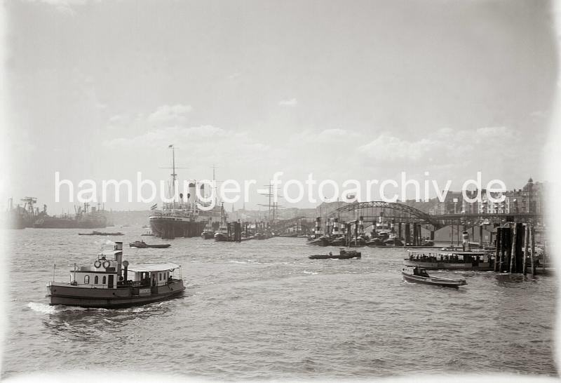 Hamburgensien als Geschenk fr das Firmen Jubilaeum, Schiffsverkehr beim Baumwall, Barkassen + Jollen; ca. 1936.  730_B_659a Hafenschlepper liegen an den Dalben bei der berseebrcke - eine Barkasse mit Hafenarbeitern legt am Sandtorhft an, weitere Hafenfahrzeuge berqueren die Elbe.