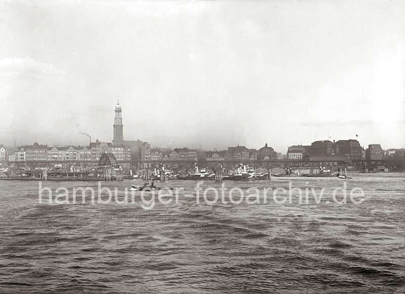 Historisches Hamburg Panorama Hamburger Hochbahnviadukt an den Vorsetzen + Baumwall, Kontorhaus - Wohngebude. 734_526 Blick ber die Elbe zu den Vorsetzen und Baumwall - am Hafenrand verluft das Viadukt der Hamburger Hochbahn. Die Straenfront in mit hohen Wohnhusern bebaut, rechts die Hochbahnstation BAUMWALL, dahinter Hamburger Kontorhuser wie das Slomannhaus und das Stellahaus. Links von der Hochbahnhaltestelle ist der Einschnitt des Herrengrabenfleets zwischen den Husern zu erkennen.