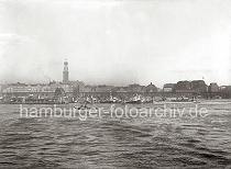 734_526 Blick ber die Elbe zu den Vorsetzen und Baumwall - am Hafenrand verluft das Viadukt der Hamburger Hochbahn. Die Straenfront in mit hohen Wohnhusern bebaut, rechts die Hochbahnstation BAUMWALL, dahinter Hamburger Kontorhuser wie das Slomannhaus und das Stellahaus. Links von der Hochbahnhaltestelle ist der Einschnitt des Herrengrabenfleets zwischen den Husern zu erkennen.