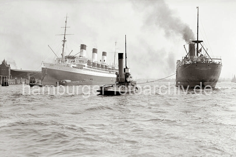 Alte Schiffsbilder aus dem Hambuger Hafen - Passagierdampfer CAP ARCONA im Hamburger Strandhafen - Frachtschiff mit Hafenschlepper; ca.1937. 41_398a Das britische Frachtschiff PORT ADELAIDE mit Schlepperhilfe auf der Elbe - dicker Qualm steigt aus dem Schornstein des Schiffs. Der Passagierdampfer CAP ARCONA hat im Strom festgemacht und ist an den Dalben des Strandhafens vertut. Im Hintergrund die Brckenbogen der Hamburger Elbbrcken.