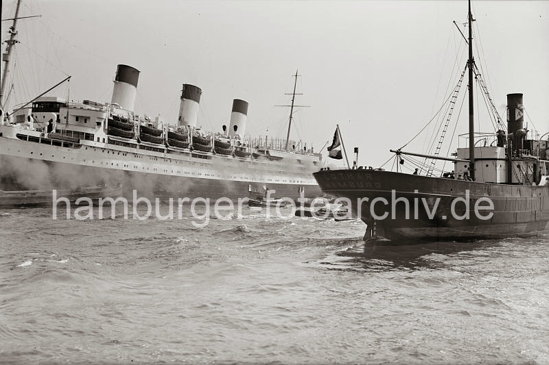 Historische Schiffsbilder aus dem Hambuger Hafen - Passagierschiff CAP ARCONA im Hamburger Hafen - Frachter LOTHAR; ca.1937. 742_399 Am Passagierschiff CAP ARCONA hat eine Schute lngsseits festgemacht - ber das Ladegeschirr des Dampfers werden Gter an Bord gehievt. Das Frachtschiff LOTHAR mit Heimathafen Hamburg luft in den Hafen ein.