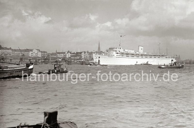 Alte Schiffsbilder aus Hamburg - Kreuzfahrtschiff WILHELM GUSTLOFF - Elbe, berseebrcke ; ca.1938. 744_362a Blick ber die Elbe zu den Hafenanlagen und Gebuden an den Vorsetzen.  Das 1938 fertig gestellte  Passagier- schiff Wilhelm Gustloff hatte 417 Besatzungsmitglieder und war fr 1 463 Passagiere ausgelegt. Alle Kabinen verfgten ber fliessend kaltes und warmes Wasser. Der Dampfer wurde von der national- sozialistischen Organisation "Kraft durch Freude Kdf" als Kreuzfahrtschiff genutzt.