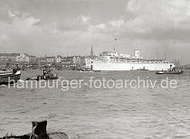 744_362a Blick ber die Elbe zu den Hafenanlagen und Gebuden an den Vorsetzen.  Das 1938 fertig gestellte  Passagier- schiff Wilhelm Gustloff hatte 417 Besatzungsmitglieder und war fr 1 463 Passagiere ausgelegt. Alle Kabinen verfgten ber fliessend kaltes und warmes Wasser. Der Dampfer wurde von der national- sozialistischen Organisation "Kraft durch Freude Kdf" als Kreuzfahrtschiff genutzt.