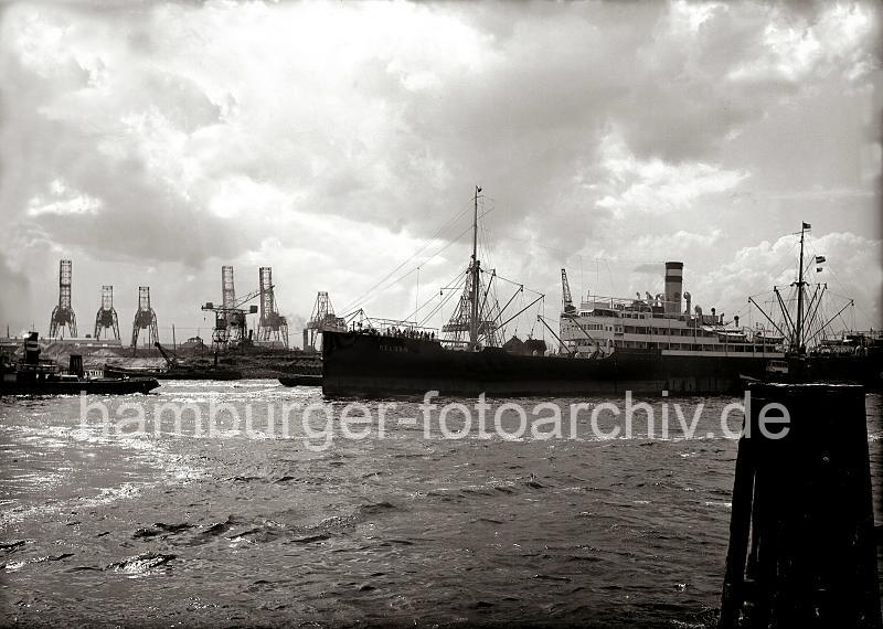 Alte Hafenbilder aus Hamburg - Motorschiff HELUAN luft in den Hamburger Hafen ein; ca.1930.  747_100 Das Seeschiff HELUAN wurde 1908 auf der Hamburger Reiherstiegwerft gebaut - das 134,50m lange und 16m breite Schiff fhrt fr die HAPAG Reederei auf der Hamburg-Westkste Sdamerika Route.