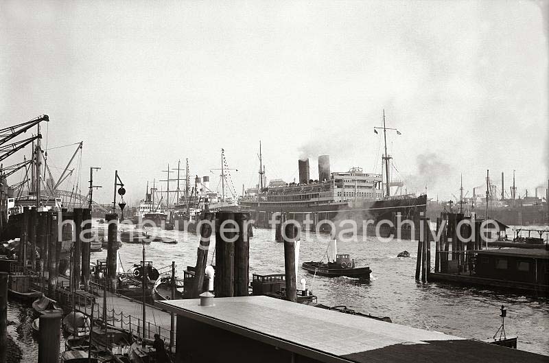 Historische Schiffsbilder RMS VICEROY OF INDIA im Hamburger Hafen. 749_B_278a Die RMS VICEROY OF INDIA liegt am Anleger beim Johannisbollwerk; das 1929 in Dienst Passagier- und Postschiff (RMS = Royal Mail Ship) hatte ein Lnge von ca. 186m und kann 673 Passagiere an Bord nehmen. Im Vordergrund lks. die Hafenanlagen der Rheinschuppen; private Segelboote haben im Schutz der Landseite des Pontons fest gemacht.