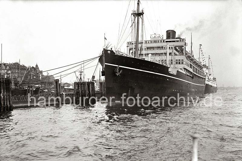 751_B_279 Die RMS VICEROY OF INDIA der Reederei Peninsular and Oriental Steam Navigation Company (P&O) hat im Hamburger Hafen fest gemacht. Der Ponton, an dem das Passagierschiff liegt, ist zur Hafenseite mit einem Holzzaun gesichert. Im Hintergrund ist das Viadukt der Hamburger Hochbahn und die Haltestelle BAUMWALL zu erkennen.