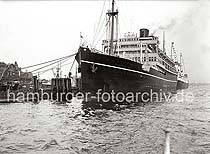 751_B_279 Die RMS VICEROY OF INDIA der Reederei Peninsular and Oriental Steam Navigation Company (P&O) hat im Hamburger Hafen fest gemacht. Der Ponton, an dem das Passagierschiff liegt, ist zur Hafenseite mit einem Holzzaun gesichert. Im Hintergrund ist das Viadukt der Hamburger Hochbahn und die Haltestelle BAUMWALL zu erkennen.