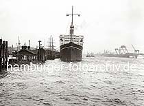 752_B_279a Die RMS VICEROY OF INDIA der Reederei Peninsular and Oriental Steam Navigation Company (P&O) liegt am Ponton im Hamburger Hafen in der Nhe der St. Pauli Landungsbrcken. Im Hintergrund ist re. der eiserne Brckenbogen der berseebrcke zu sehen - rechts die Krananlagen der DEUTSCHEN WERFT.