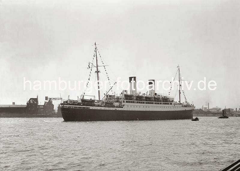 Alte Schiffsbilder aus Hamburg Schnelldampfer MONTE SARMIENTO auf der Elbe ca.1932 753_7554a Das Passagierschiff MONTE SARMIENTO lief 1924 vom Stapel und hat eine Lnge von 152m - Die Reederei Hamburg- Sdamerikanische Dampfschifffahrtsgesellschaft lie den 14 Knoten schnellen Dampfer auf der Hamburger Werft Blohm + Voss bauen.