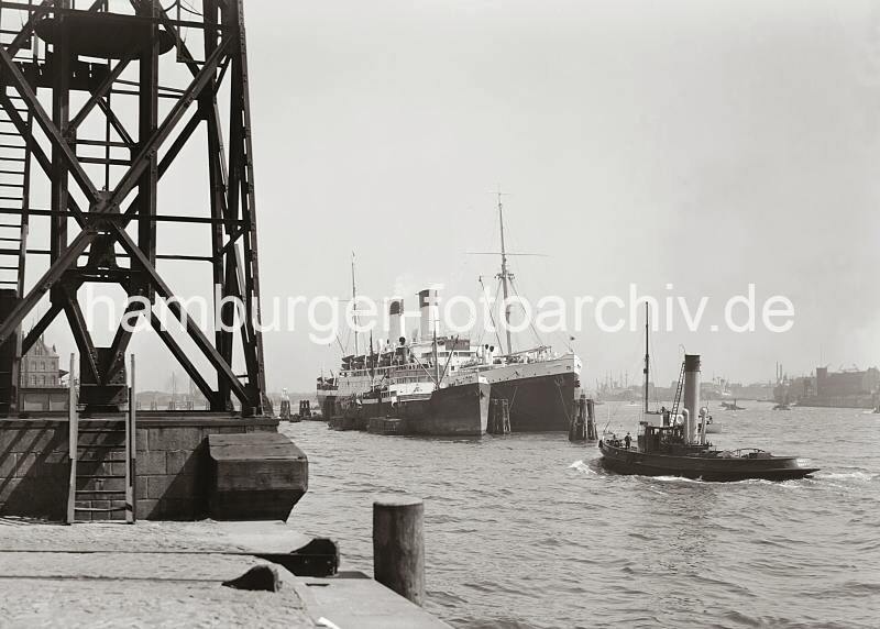 Alte Schiffsfotos aus Hamburg Passagierdampfer MONTE SARMIENTO + Schlepper AUGUSTE ca.1932.  754_754 DIE MONTE SARMIENTO hat im Hamburger Hafen festgemacht - der knapp 180 m lange Schnelldampfer der Reederei Hamburg Sd kann bei einer Besatzung von 280 Personen 2470 Passagiere an Bord nehmen. Das kombinierte Passagier- und Frachtschiff der liegt im Strom der Elbe an den Dalben des Strandhafens - der mit einem hohen Schornstein ausgestattet Schlepper AUGUSTE fhrt auf der Elbe Richtung Baakenhft.