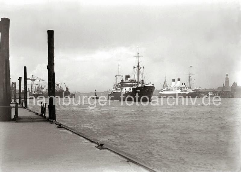 755_763 Das russische Motorschiff SMOLNY luft mit Schlepperbegeleitung in den Hamburger Hafen ein. Im Hintergrund hat die MONTE PASCOAL im Strom festgemacht. Rechts ragt der Turm der St. Michaeliskirche hinter den Dchern der Kaischuppen und Speicherstadt-Lagerhusern empor. Das Hamburger Wahrzeichen ist eine der fnf Hauptkirchen der Hansestadt und hat eine Hhe von 132m.